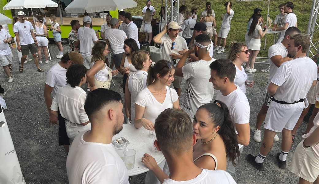 Weiss und fröhlich: das Publikum in Altstätten.  Weiss und fröhlich: das Publikum in Altstätten.