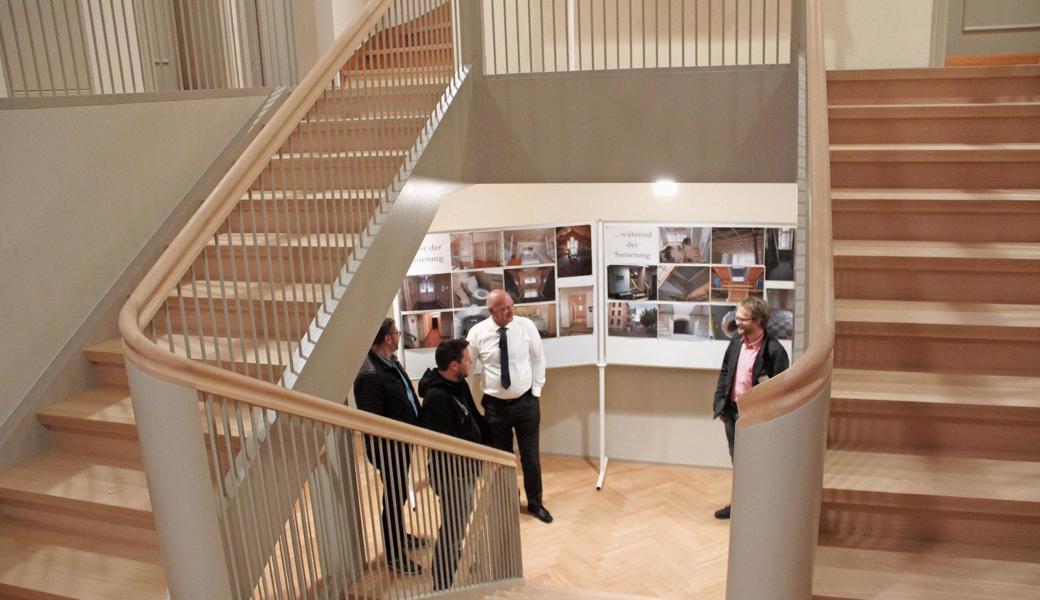 Der Gang im Rathaus, das vor der Versammlung besichtigt werden konnte, ist völlig neu, die Treppe aber nahe am bisherigen Stil. Bild: Gert Bruderer