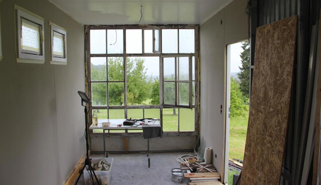 Die schönen doppelverglasten Fenster stammen von der Frisco-Fabrik in Rorschach, die kleinen Fenster in der Wand links waren bereits vorhanden. 