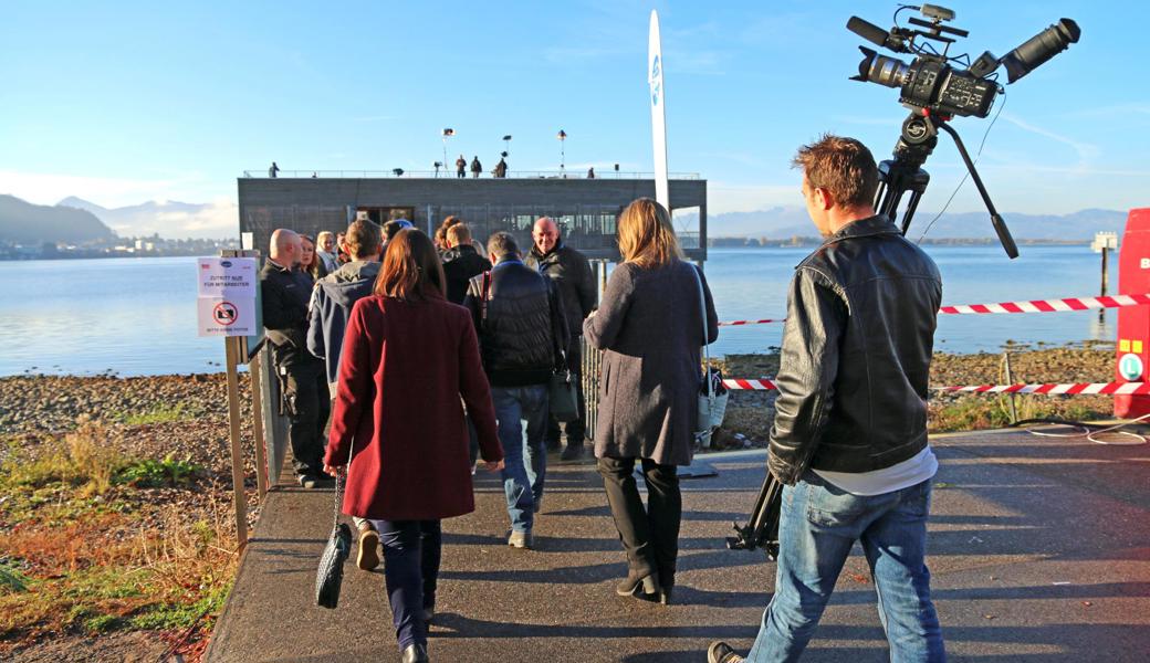 Medienkonferenz auf dem Pavillon am Kaiserstrand.