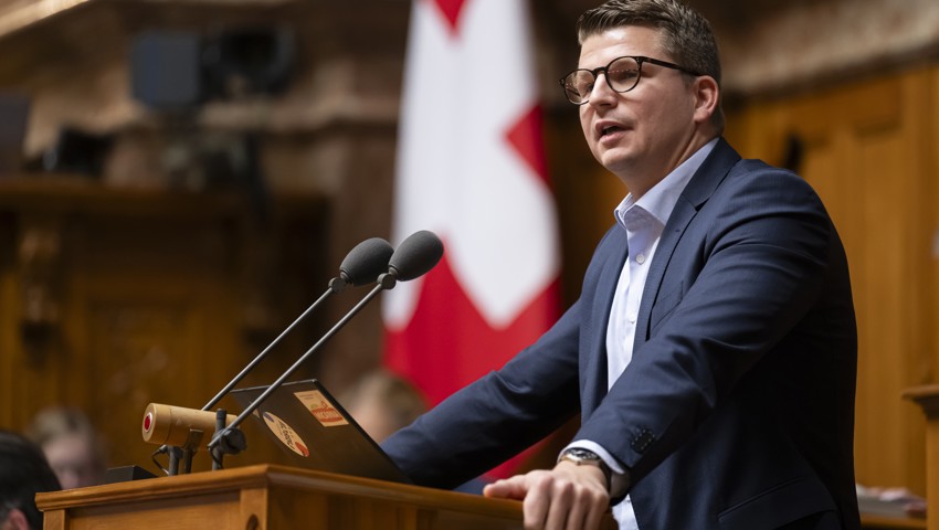 Ob er es auch im Nationalrat verkündet? Mike Egger wird Vater.