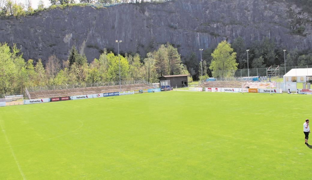 Das Stadion Kolbenstein am Fusse des Montlinger Berglis ist bereit für den Besuch des grossen FC Basel. Etwa 5000 Zuschauer werden die improvisierte Arena beleben. 