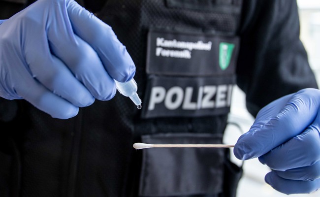 Fotoautomat aufgebrochen: Täter stehlen Bargeld und richten Sachschaden an