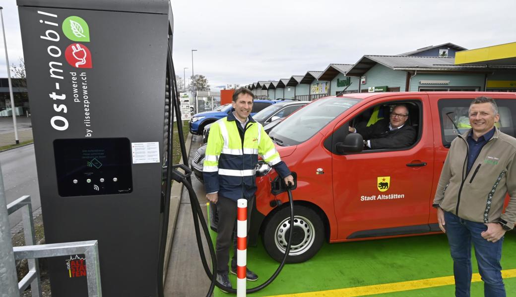 «Tankstelle» für E-Autos: Die neue Ladestation bei der Landi lädt den Akku des E-Lieferwagens ruckzuck auf. Von links: Thomas Stofer, Leiter Technische Betriebe der Stadt Altstätten, Stadtpräsident Ruedi Mattle, Patrick Zäch, Geschäftsführer der Landi Oberrheintal.