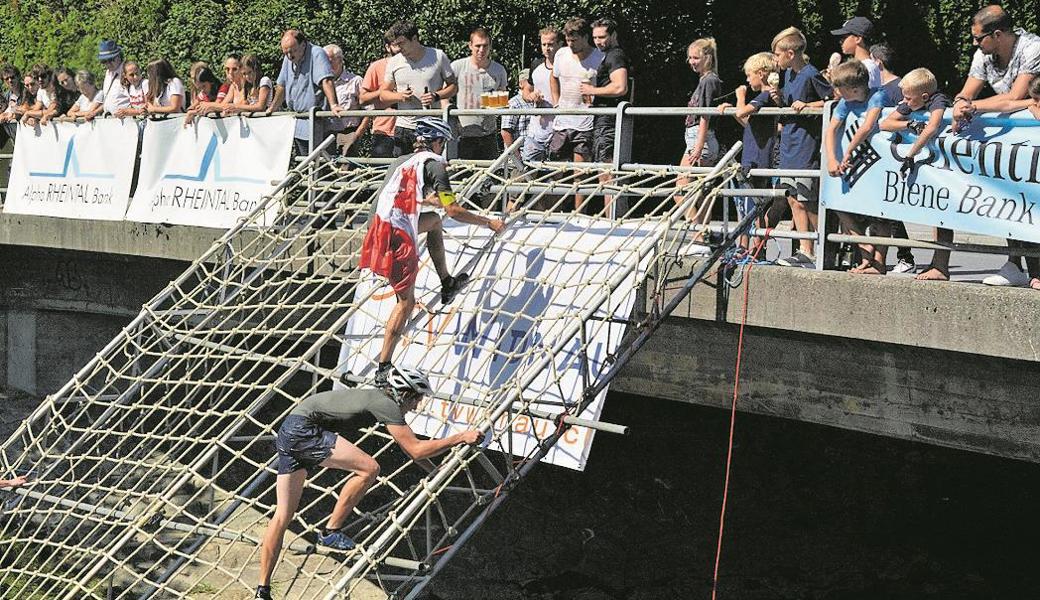 Ausgepowert kamen die Teilnehmerinnen und Teilnehmer über das Kletternetz an Ziel.