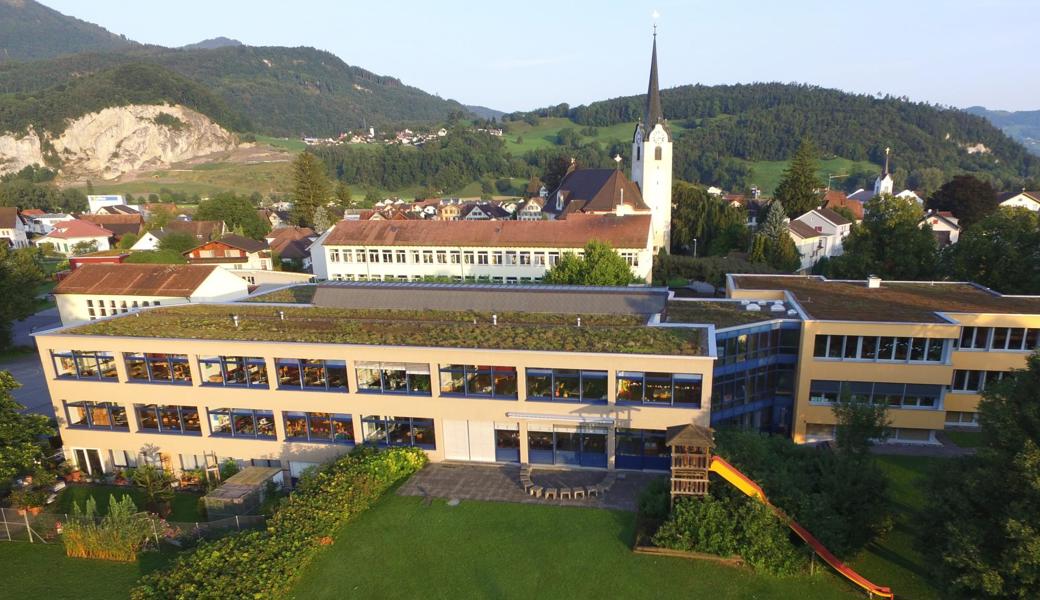 Schulanlage Burgwies: Der Trakt aus dem Jahr 1980 (im Vordergrund) und die Mehrzweckhalle gleich dahinter müssen saniert werden. Und wenn man grad dran ist, baut man rechts (vor die nach innen gewölbte Glasfront) noch ein wenig an.