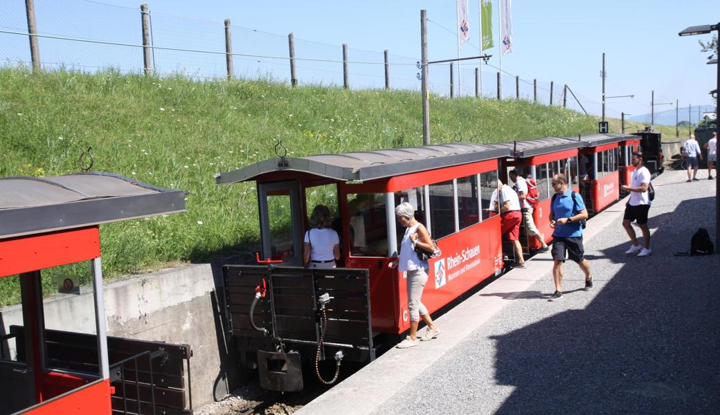 Die Dampflokomotive steht zur Abfahrt bereit.