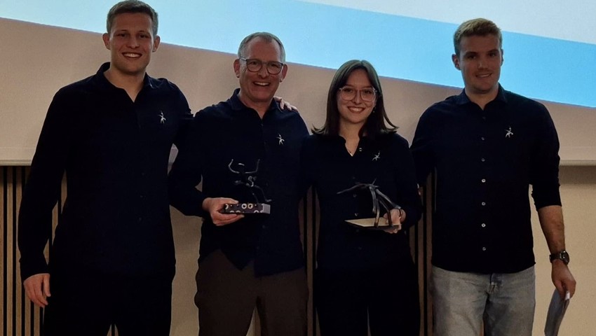 Die Co-Präsidenten mit den austretenden Führungsteammitgliedern Silvan Steiger und Elea Steiger in der Mitte