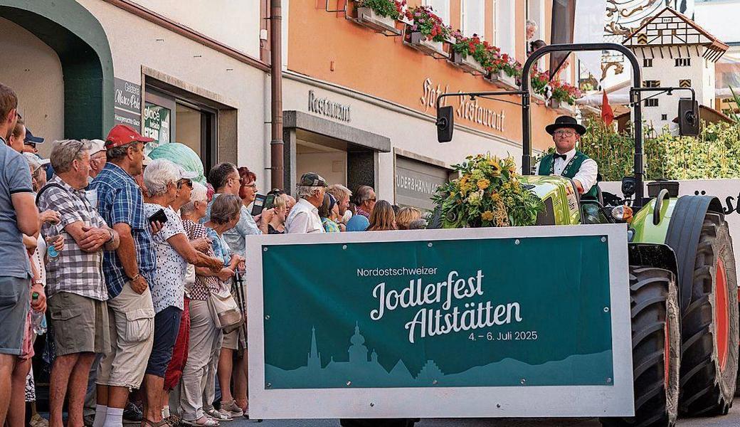 Mit geschmücktem Wagen nahm der Jodlerklub am Festumzug teil und machte Werbung für das nächste Nordostschweizer Jodlerfest.  Mit geschmücktem Wagen nahm der Jodlerklub am Festumzug teil und machte Werbung für das nächste Nordostschweizer Jodlerfest.