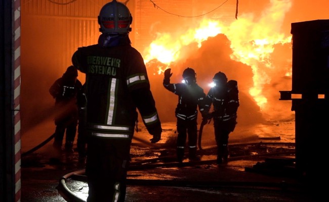 Grossbrand in Recycling-Firma in Lustenau: Die Löscharbeiten im Video