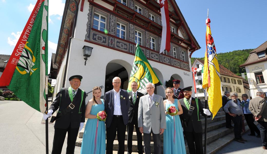 Sie haben Musik im Herzen: Guido Seitz (Dritter von links) und Hermann Rickert (Vierter von rechts), flankiert von Fähnrichen und Ehrendamen. Zwischen ihnen Veteranenobmann Armin Breu. 