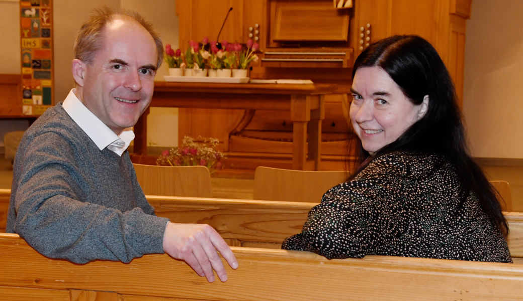 Pfarrer David Last und seine Gattin Karin (Sozialdiakonin) sitzen in der Kirche Buechen. Sie wirken seit 1. Dezember als Seelsorgende in der Evangelisch-reformierten Kirchgemeinde Thal-Lutzenberg.