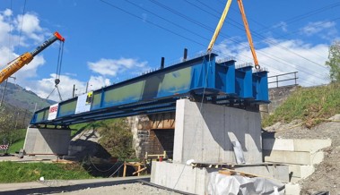 Spektakulärer Sondertransport bringt Stahlkoloss für neue Eisenbahnbrücke nach Buchs