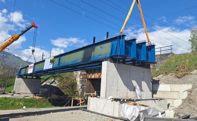 Spektakulärer Sondertransport bringt Stahlkoloss für neue Eisenbahnbrücke nach Buchs