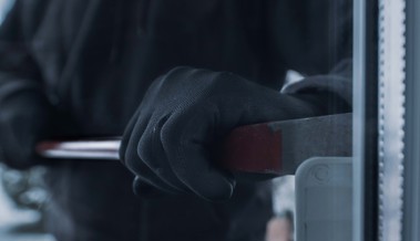 Bei zwei Einbrüchen Waffen und Geld erbeutet
