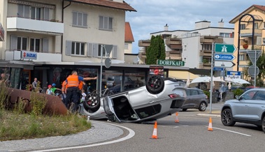Mitten im «Adler»-Kreisel: Auto liegt im Feierabendverkehr auf dem Dach