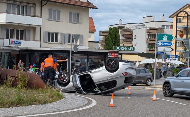 Mitten im «Adler»-Kreisel: Auto liegt im Feierabendverkehr auf dem Dach