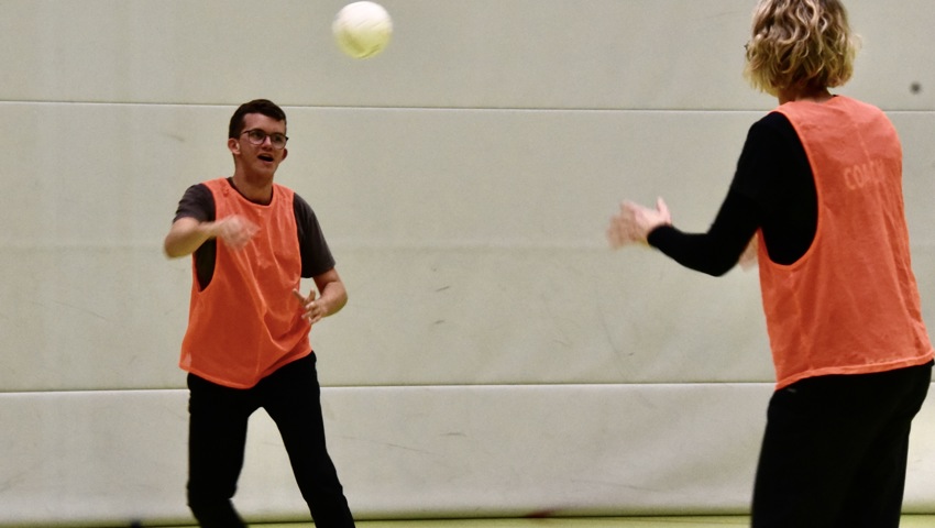 Michael Frühwirt, im Zusammenspiel mit Corinne Linder, ist seit dem ersten Training dabei. Er sagt: «Handball kannte ich zuvor gar nicht.» Michael Frühwirt, im Zusammenspiel mit Corinne Linder, ist seit dem ersten Training dabei. Er sagt: «Handball kannte ich zuvor gar nicht.»