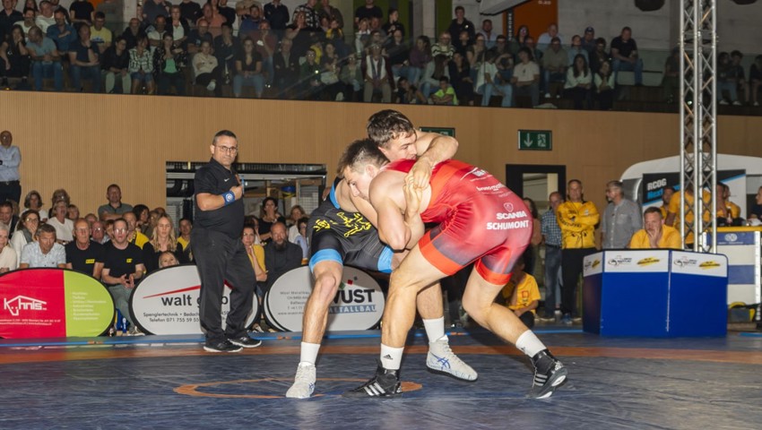 Matteo Tinner (in Rot) feierte sein Debüt in der ersten Mannschaft des RCOG. Matteo Tinner (in Rot) feierte sein Debüt in der ersten Mannschaft des RCOG.