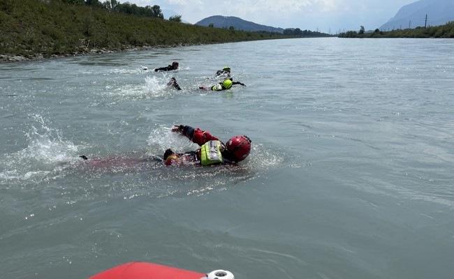 Im Rhein den Ernstfall geübt - alles andere als eine Trockenübung