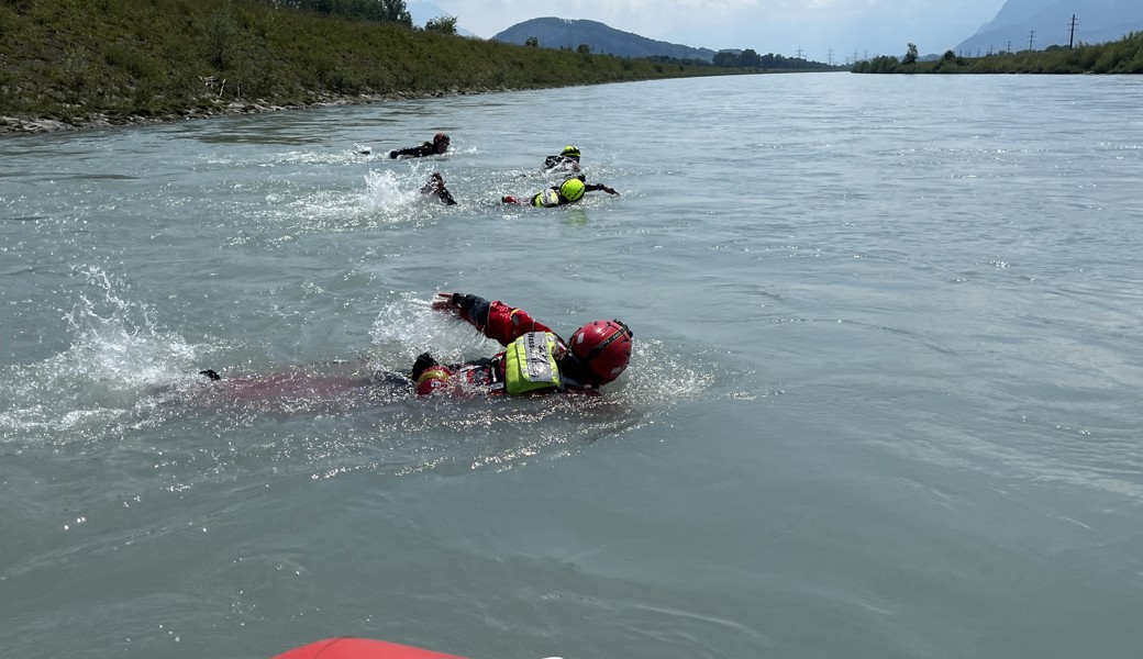 Was wäre ein Einsatztraining der Wasserrettung ohne Aufenthalt im kühlen Nass? Eine Aufgabe war es, den Rhein schwimmend zu durchqueren. Eine Art Neulingsritual bei der SLRG. 