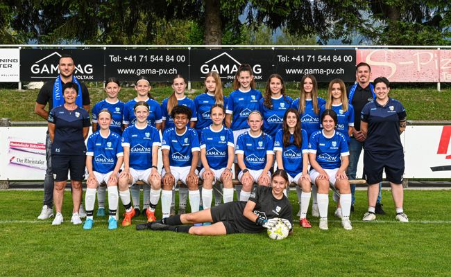Das Fussballteam FF15a tritt im neuem Dress auf