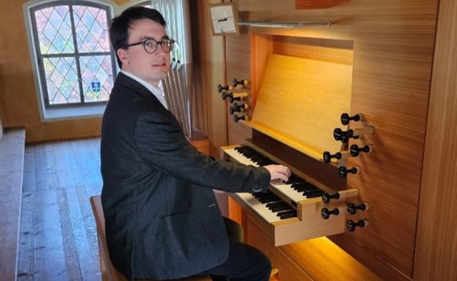 Jazz und Klassik vereint: Simon Frei spielt Orgel in der katholischen Kirche