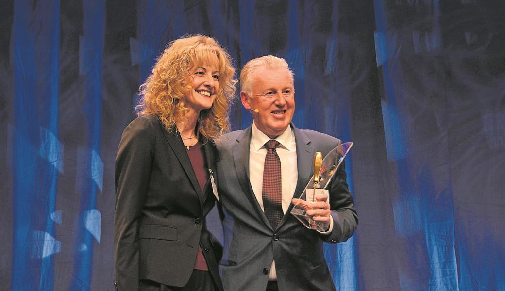Brigitte Lüchinger überreicht Reinhard Frei den «Goldenen Schraubenzieher» vom Arbeitgeberverband Rheintal.  
