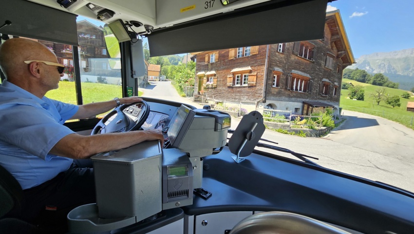 Am Grabserberg kennen ihn alle: Burkhard Heeb an der Verzweigung Lehn, wo den Winter über jeweils Endstation ist. In die Voralp fährt der Bus nur während der Sommermonate – seit jeher.