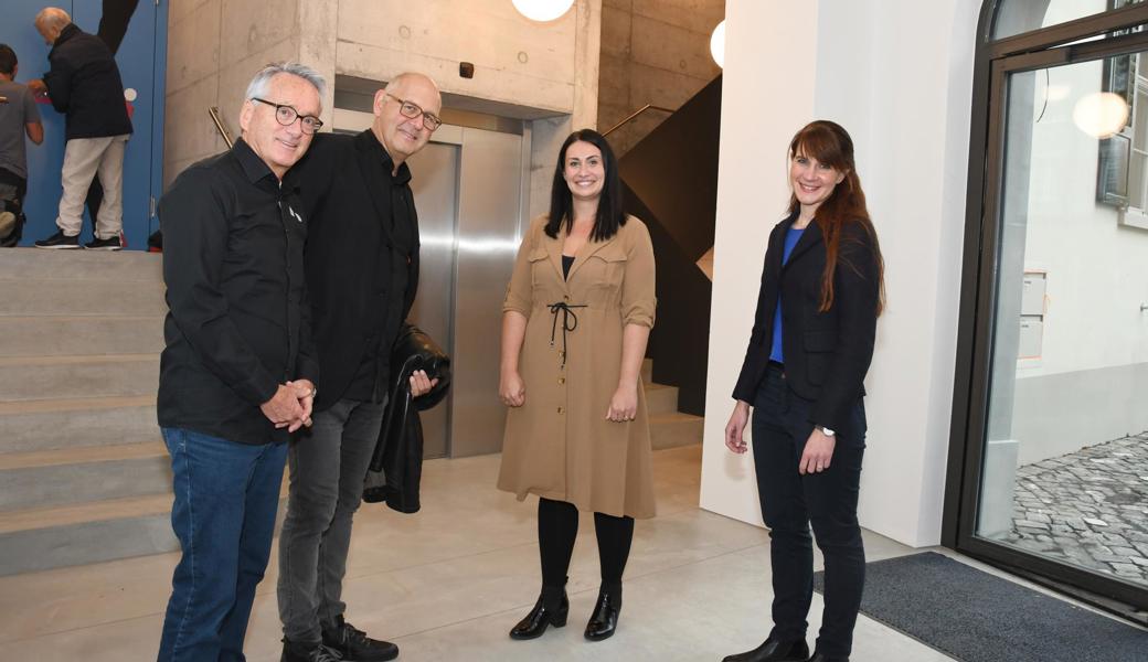Das Zentrum Prestegg steht wenige Tage vor seiner Eröffnung. René Wuffli, Co-Programmverantwortlicher Diogenes-Theater (von links), Michel Bawidamann, Präsident Diogenes-Theater, Sonja Arnold, Vorstand Museumsverein Prestegg, und Caroline Schärli, Kuratorin Museumsleitung Prestegg, verbinden Kultur und Geschichte künftig unter einem Dach.
