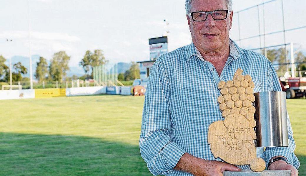 Werner Zünd spendet zu seinem 55. Pokalturnier den Pokal des diesjährigen Turniers.