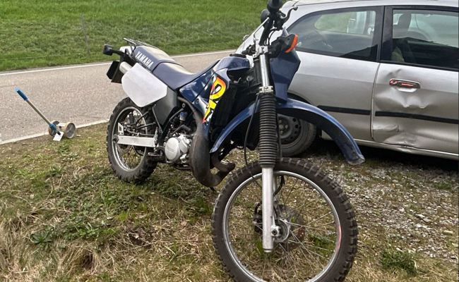 Auto und Motorrad zusammengeprallt -  18-Jähriger musste ins Spital