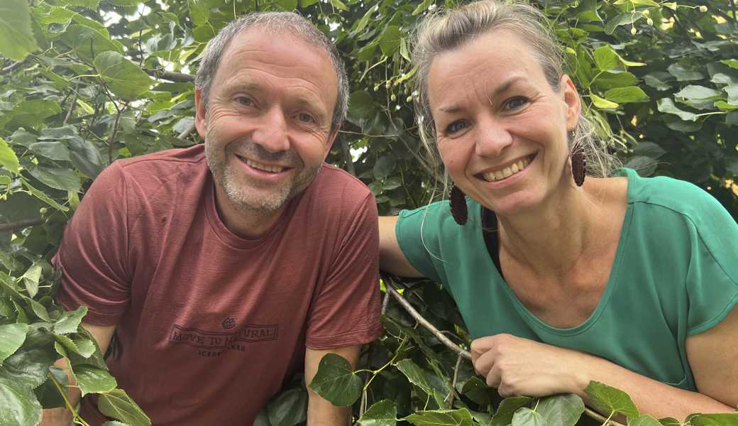 Markus Buschor und Sonja Zünd vom Verein Bäumiges Altstätten stehen vor dem Lindenbaum, der vor Zünds Haus wächst. 