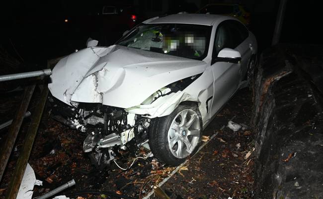 Junger Mann rammt bei Unfall Lampe, Baum und Hydranten