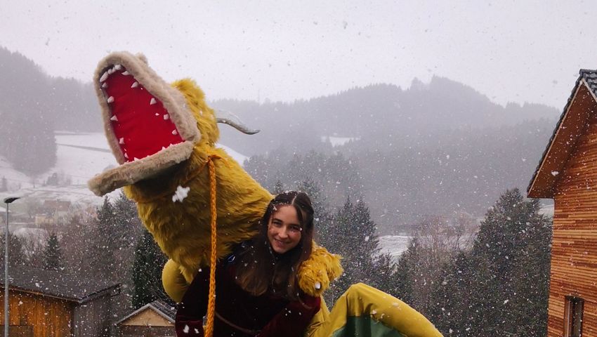 Die 13-jährige Sara hat ihr Kostüm "Hausdrache" selbst kreiert.