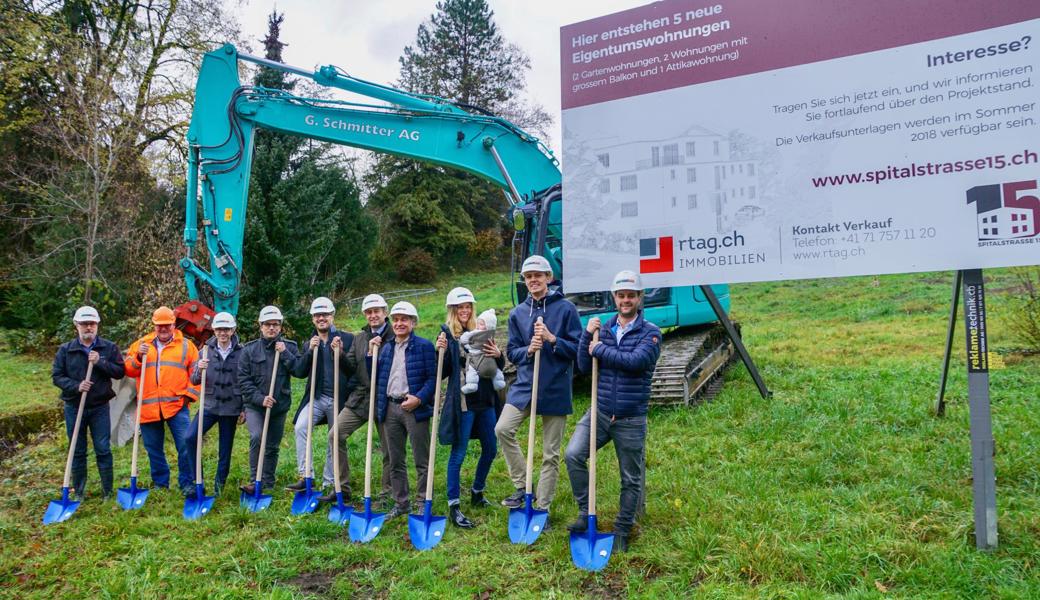 Spatenstich für fünf neue, moderne Wohnungen an der Spitalstrasse 15 in Altstätten (von links): Martin Baumgartner (HUKA Baupool), Remo Schmitter (G. Schmitter AG, Widnau), Stefan Naef (Acrevis Bank, St. Gallen), Fabio Schlatter (B+S Invest AG, Widnau), Architekt Lukas Liechti (archform, St.Gallen), Daniel Hengartner (Immaro Invest AG, Wil), die zukünftigen Bewohner Emil Mattle, Ana, Naia und Brent LaRue sowie Fabian Buschor (RT Immobilien Treuhand AG, Altstätten).