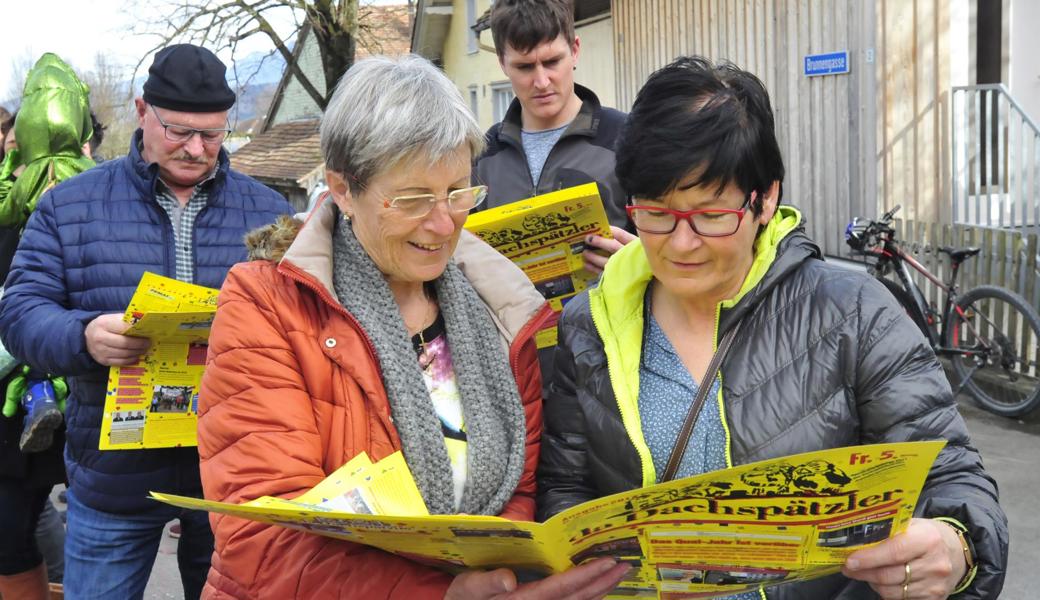 Gefragte fasnächtliche Lektüre: Was in der Fasnachtszeitung steht – oder mehr noch: wer darin aufs Korn genommen wird –, interessiert jeweils brennend. 
