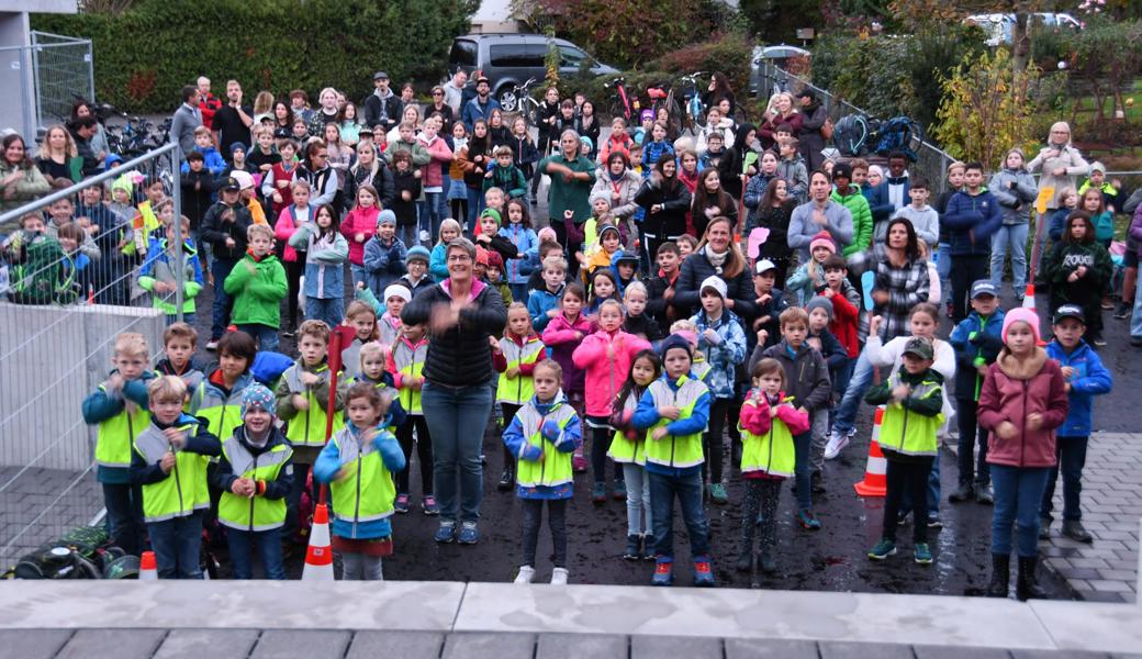 140 Schülerinnen und Schüler sind gespannt, zum ersten Mal das umgebaute und erweiterte Schulhaus Stäpfli von innen ansehen zu dürfen. Sie singen und tanzen vor Freude.