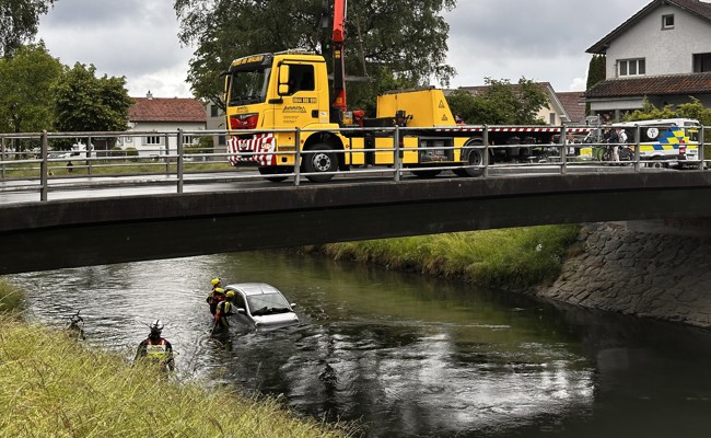 Auto fiel in den Kanal - Bergung beendet