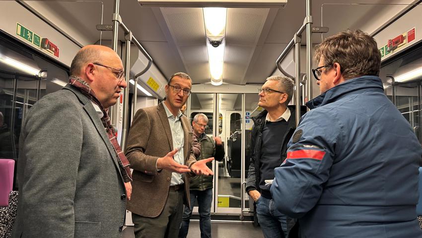 Auf der Erstfahrt werden der St.Galler Regierungsrat Beat Tinner (v.l.), Christian Baumgartner (Leiter Markt Thurbo) und Patrick Ruggli (Leiter Amt für öffentlichen Verkehr des Kantons St.Gallen) von Medienschaffenden begleitet. Auf der Erstfahrt werden der St.Galler Regierungsrat Beat Tinner (v.l.), Christian Baumgartner (Leiter Markt Thurbo) und Patrick Ruggli (Leiter Amt für öffentlichen Verkehr des Kantons St.Gallen) von Medienschaffenden begleitet.