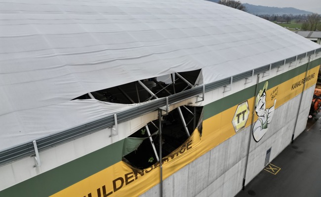 Nach dem Brand bei Thür Transporte: Es klafft ein grosses Loch im Dach