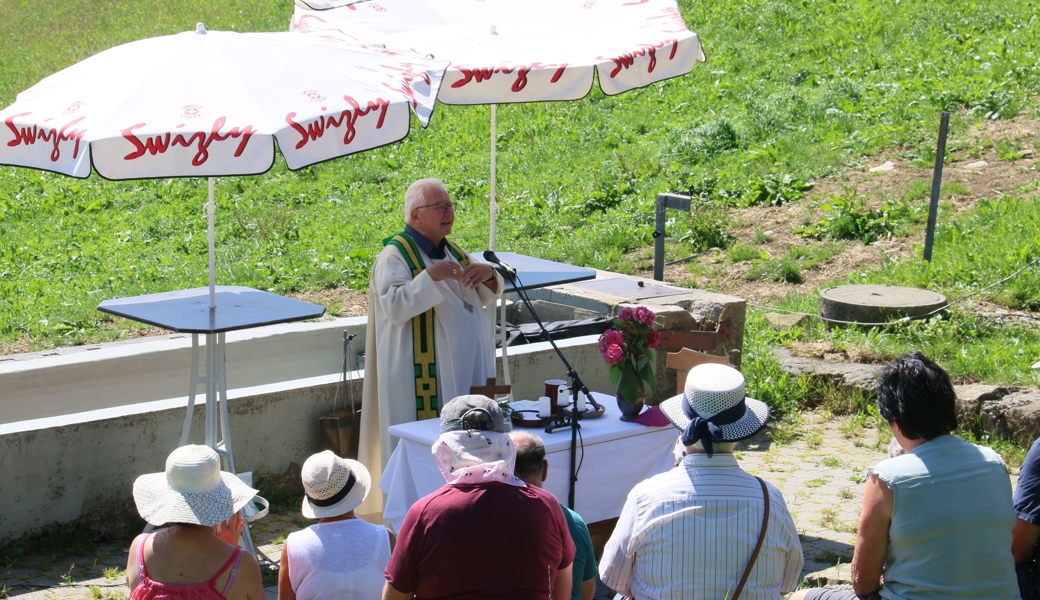Bischof Markus Büchel predigte bei schönstem Sommerwetter auf der Inneralp. 