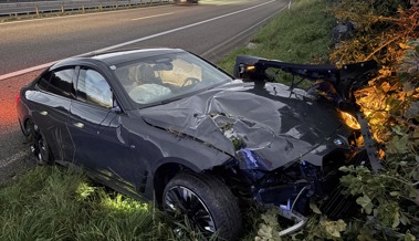 Leicht verletzt: Ein 25-Jähriger kommt bei einem Selbstunfall auf der A1 von der Fahrbahn ab