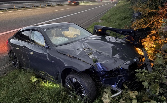 Leicht verletzt: Ein 25-Jähriger kommt bei einem Selbstunfall auf der A1 von der Fahrbahn ab