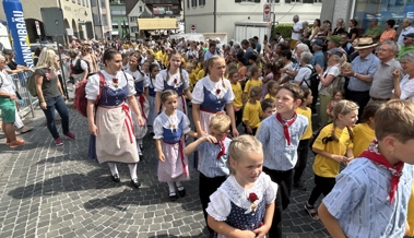 Das Jodlerfest hat begonnen: drei Tage lang jodeln, Fahnen schwingen, Alphorn blasen und feiern