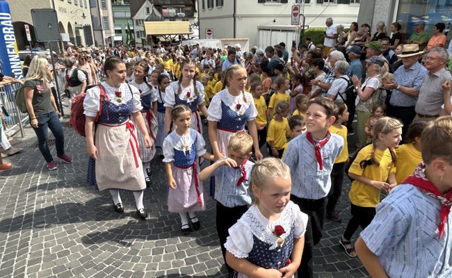 Das Jodlerfest hat begonnen: drei Tage lang jodeln, Fahnen schwingen, Alphorn blasen und feiern