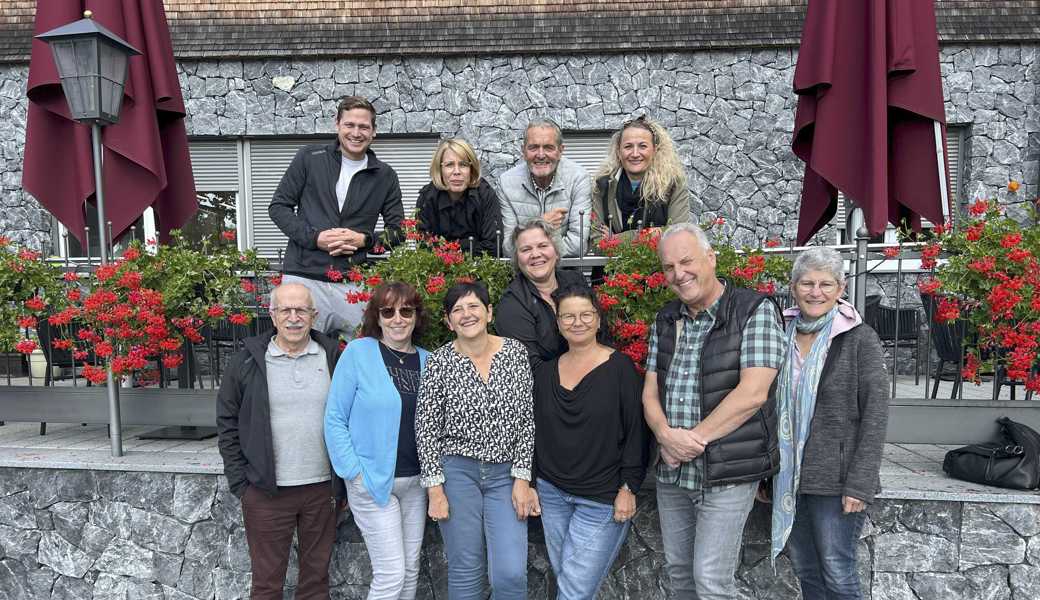 Das gesamte Ensemble (vorne, v. l.)  Markus Frei, Bea Bischofberger, Annett Jakob, Silvana Mainardi, Jacqueline Campanile, Daniel Graber und Karin Aerni, (hinten, v. l.) Andreas Odermatt, Sonja Fehér, Karl Sieber und Jasmin Gasser.