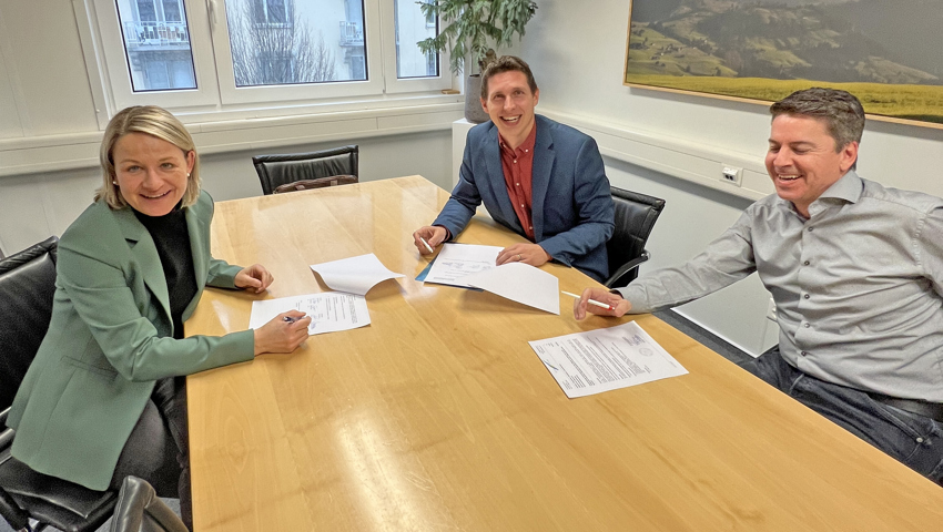 Von links: Christine Bolt, Direktorin der Olma Messen St. Gallen AG; Ralph Lehner, Gemeindepräsident Diepoldsau und Stefan Saxer, CFO Olma Messen St. Gallen AG bei der Vertragsunterzeichnung. Von links: Christine Bolt, Direktorin der Olma Messen St. Gallen AG; Ralph Lehner, Gemeindepräsident Diepoldsau und Stefan Saxer, CFO Olma Messen St. Gallen AG bei der Vertragsunterzeichnung.