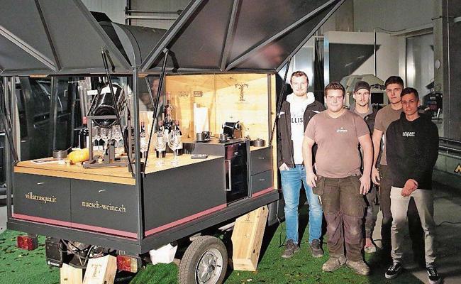 Lehrlinge bauen eine Piaggio-Weinbar