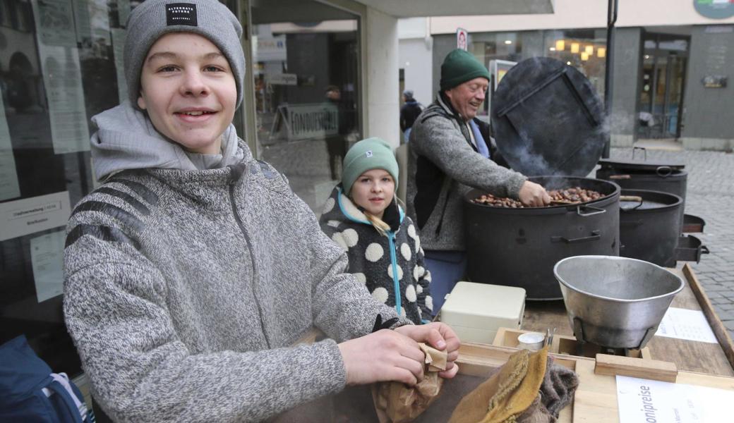 Bei Walter Corays Marronistand in Altstätten halfen die Enkel tatkräftig mit.
